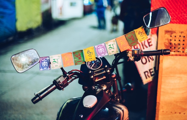 Bandiere buddiste su una motocicletta