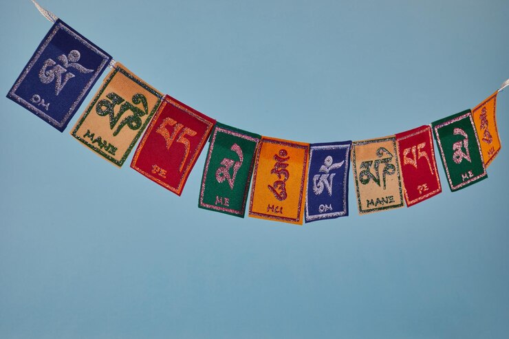 Foto bandiere buddiste tibetane su sfondo blu testo sulle bandiere om mani padme hum che significa che il gioiello è