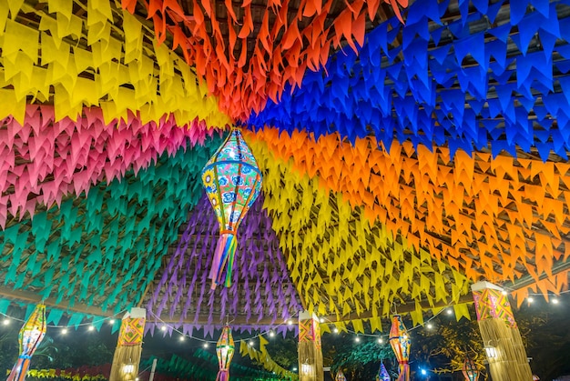 bandiere colorate e palloncini decorativi per la festa di san giovanni nel nordest del brasile