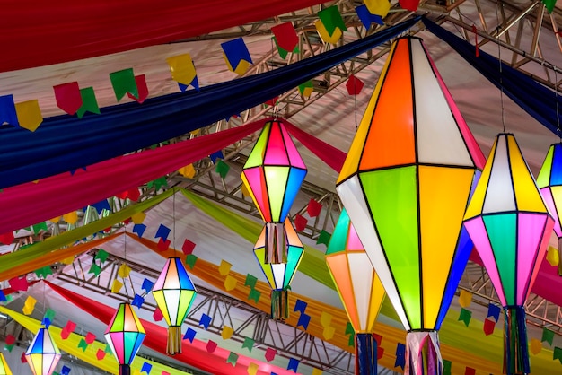 Bandiere colorate e palloncini decorativi per la festa di San Giovanni nel nordest del Brasile