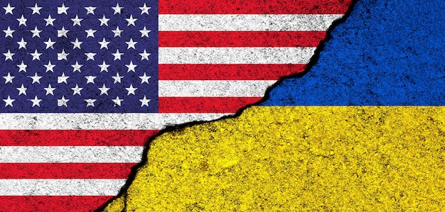 Bandiere degli Stati Uniti e dell'Ucraina dipinte su pareti di cemento incrinate Stati Uniti America Relazioni di partenariato e concetto di conflitto Foto di sfondo del banner