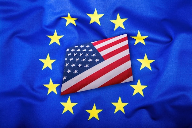 Bandiere degli Stati Uniti e dell'Unione europea. Bandiera americana e bandiera dell'UE. Bandiera all'interno delle stelle. Concetto di bandiera del mondo.