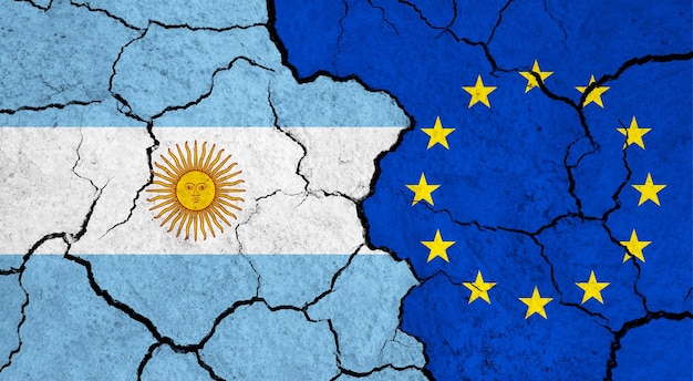Bandiere dell'Argentina e dell'Unione europea su una superficie rotta concetto di relazione politica