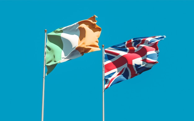 Bandiere dell'Irlanda e del Regno Unito britannico sul cielo blu. Grafica 3D