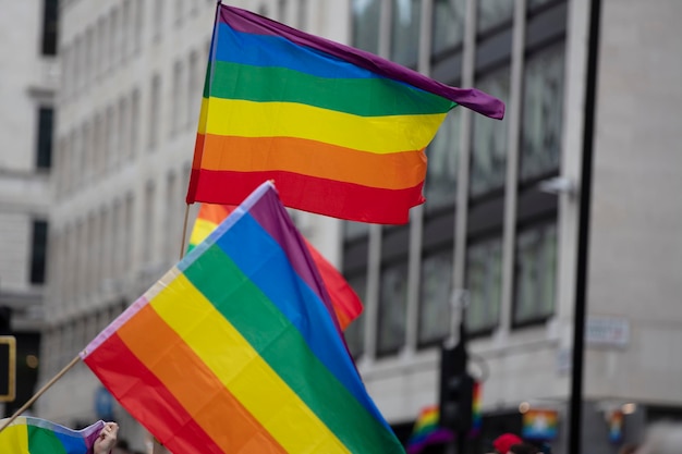 Bandiere dell'orgoglio gay arcobaleno a una parata di solidarietà dell'orgoglio gay lgbt