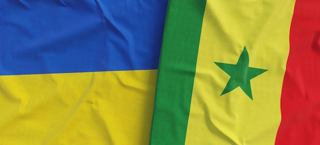 Bandiere dell'Ucraina e del Senegal Primo piano della bandiera del lino Bandiera in tela Bandiera ucraina Simboli nazionali dello stato senegalese 3d illustrazione