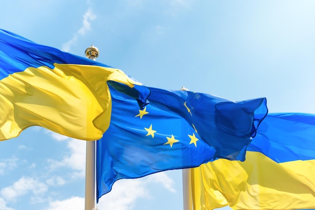 Bandiere dell'Ucraina e dell'Unione Europea