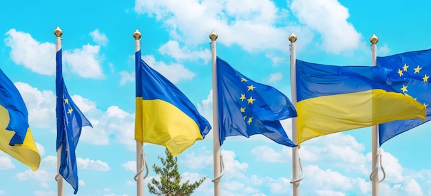 Bandiere dell'Ucraina e dell'Unione Europea