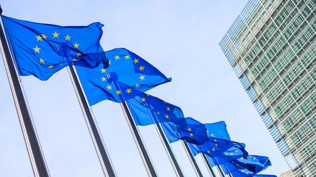 Bandiere dell'Unione europea di fronte all'edificio Berlaymont a Bruxelles, in Belgio