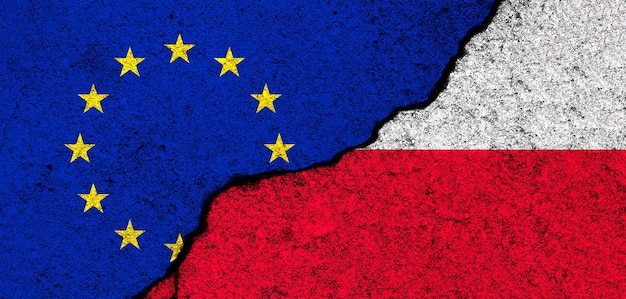 Bandiere dell'Unione europea e della Polonia Relazioni partenariato e diplomazia Concetto di conflitto e libertà Foto del banner dell'alleanza dell'UE