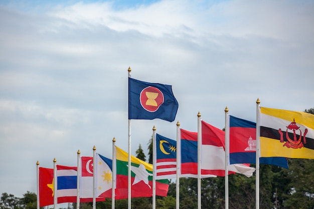 Bandiere della Comunità economica dell&#39;ASEAN, paesi dell&#39;Asia sudorientale e sfondo del cielo