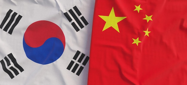 Bandiere della Corea del Sud e della Cina Primo piano della bandiera del lino Bandiera fatta di tela Illustrazione 3d dei simboli nazionali dello stato cinese di Seoul coreano