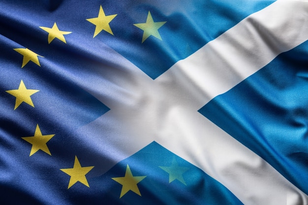 Bandiere della Scozia e dell'UE al vento.