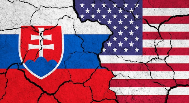 Bandiere della Slovacchia e degli Stati Uniti sulla superficie rotta concetto di relazione politica