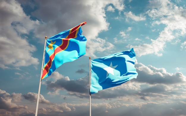 Bandiere della Somalia e della Repubblica Democratica del Congo sullo sfondo del cielo