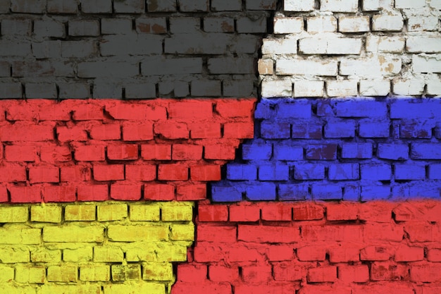 Bandiere di Germania e Russia sul muro di mattoni con grande crepa nel mezzo. Simbolo di problemi tra paesi