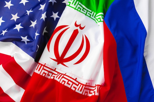 Bandiere di Iran, Stati Uniti e Russia insieme