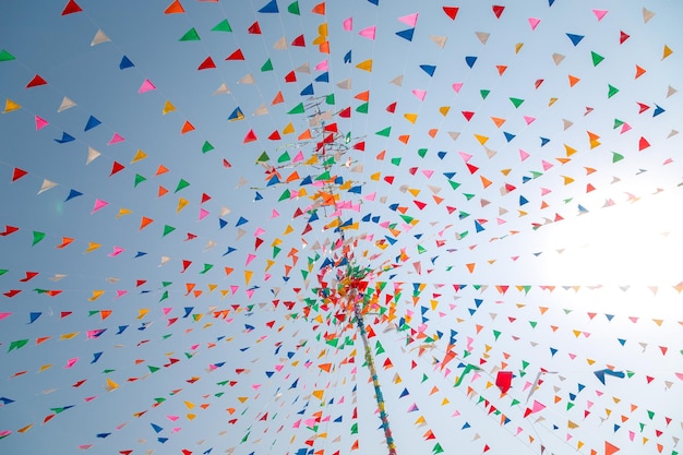 Bandiere di preghiera del triangolo multicolore al festival di celebrazione tailandese con sfondo di nuvole e cielo blu Songkran in Thailandia di aprile festa nazionale del capodanno tailandese