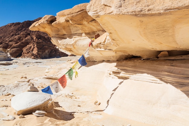 Bandiere di preghiera sono drappeggiate nel deserto.