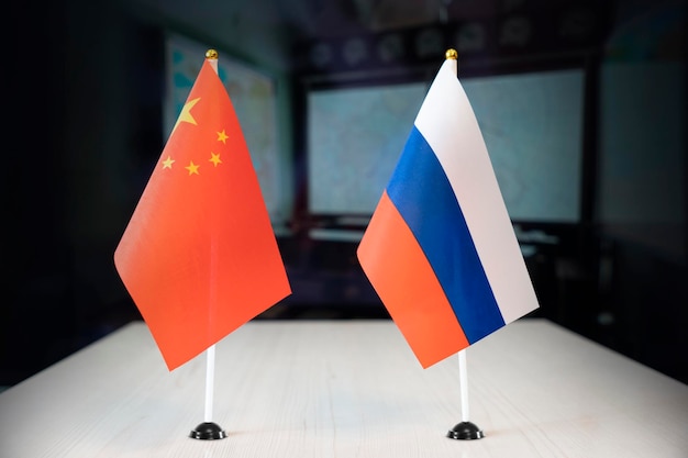 Bandiere di russia e cina negoziati internazionali conclusione di contratti tra paesi concetto di comunicazione tra rappresentanti di due paesi Geopolitica