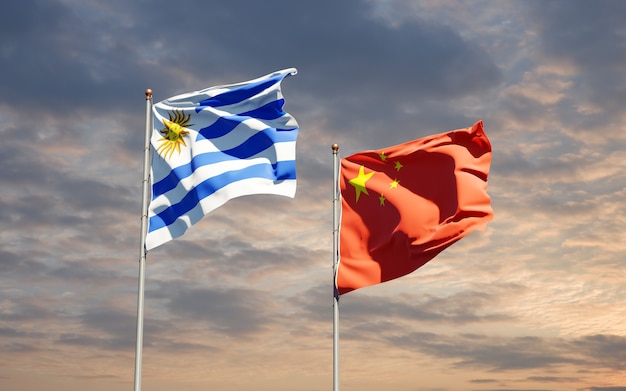 bandiere di stato nazionali dell'Uruguay e della Cina insieme