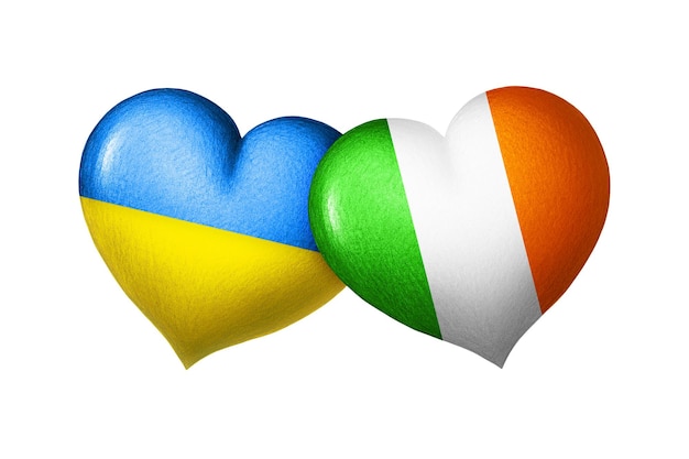 Bandiere di Ucraina e Irlanda Due cuori nei colori delle bandiere isolate su un bianco