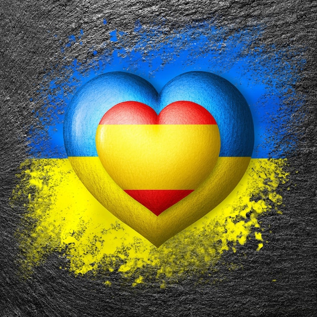 Bandiere di Ucraina e Spagna Due cuori nei colori delle bandiere sono dipinti sulla pietra