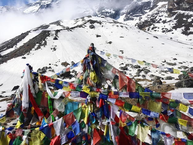 Bandiere multicolori su una montagna innevata contro il cielo