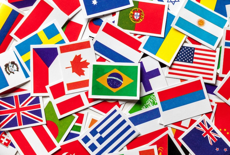 Foto bandiere nazionali dei diversi paesi del mondo in un mucchio sparso. bandiera brasiliana al centro