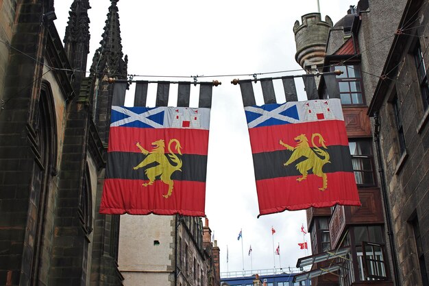 Bandiere per strada a Edimburgo in Scozia UK