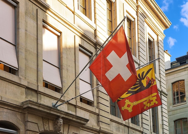 Bandiere su Place de la Taconnerie nella città vecchia di Ginevra, Svizzera