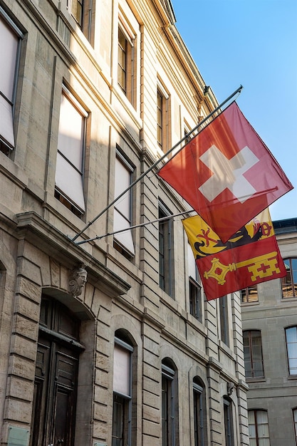 Bandiere su Place de la Taconnerie nella città vecchia di Ginevra, Svizzera