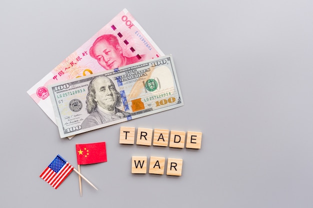 Bandiere USA e Cina e denaro dollaro americano