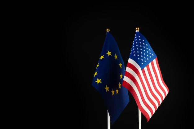 Bandiere USA e UE Sanzioni pressione politica crisi e concetto di guerra fredda Foto di sfondo nero Europa Unione vs Stati Uniti d'America