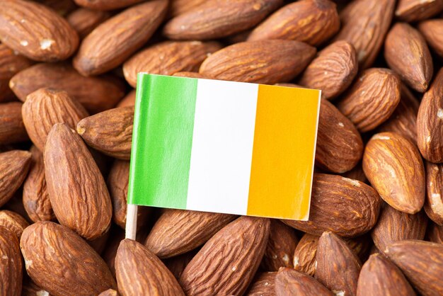 Bandierina dell'Irlanda nelle mandorle Origine della frutta secca agroalimentare della coltivazione delle mandorle in Irlanda