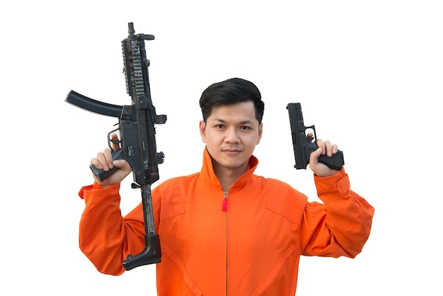 Banditi con la pistola in mano su sfondo biancoLa gente della Thailandia Concetto di prigioniero
