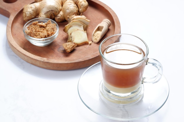 bandrek Bevanda calda sundanese a base di erbe aromatiche preparata con una miscela di zucchero di palma da zenzero e latte condensato