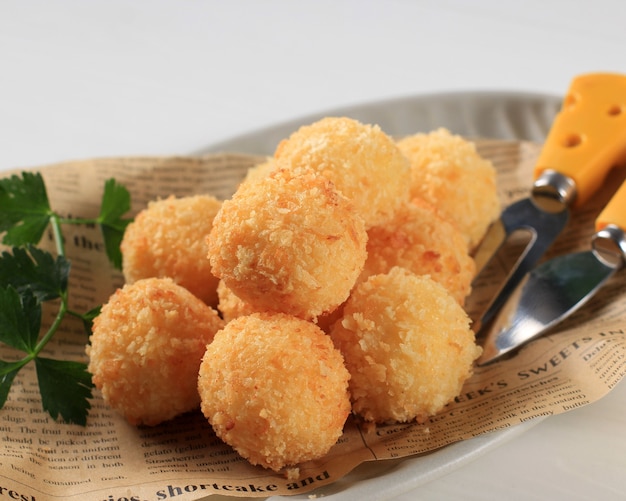 Bandung, Indonesia, 10172020: Arancini di risotto fritti fatti in casa con formaggio o palla di riso. A base di riso con brodo, rivestimento con briciole di pane e fritto Deep