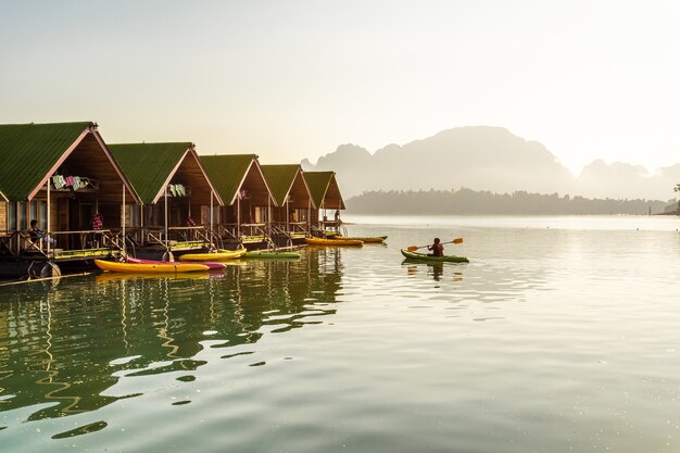 Bangalow galleggianti attendere che i turisti arrivino alla diga di Cheow Lan o Ratchaprapa nella provincia di Surat Thani Thailandia