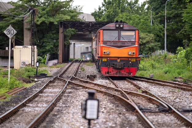 Bangkok Il treno sta avanzando dalla capitale. Per andare alla periferia della Thailandia