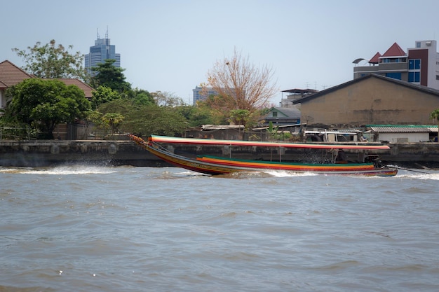 Bangkok in Thailandia 25 marzo 2017 barca a coda lunga nel fiume Chao Phraya a Bangkok in Thailandia in un giorno d'estate