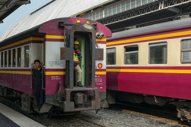 Bangkok, Tailandia - 2 febbraio 2016: Treno ferroviario non identificato sui binari ferroviari a Bangkok