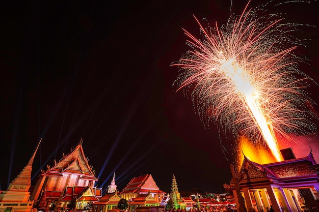 Bangkok Tailandia 2022 Novembre Fuochi d'artificio al 29° Vertice APEC 2022 nel Tempio Kalyanamit Bangkok Tailandia Fiume Chao Phraya
