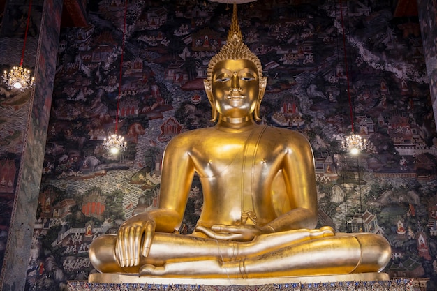 Bangkok, Tailandia-luglio 4,2020: La grande statua del buddha d'oro nel lato chuch nel tempio di Suthat a Bangkok