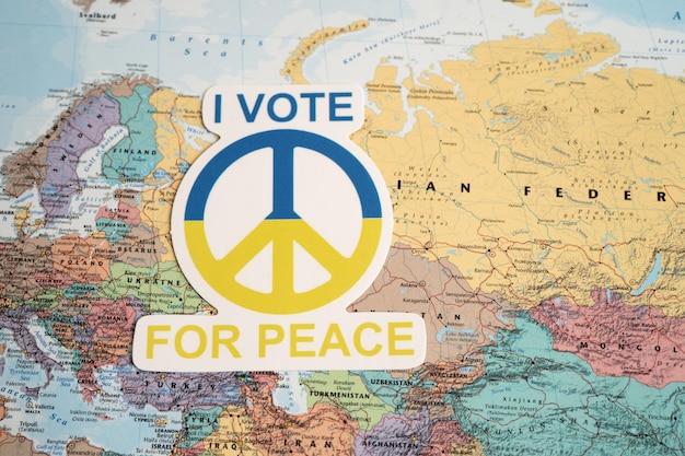 Bangkok Thailandia 1 settembre 2022 voto per il testo di pace con la bandiera del cuore sulla mappa del mondo per fermare la guerra con il concetto di Russia
