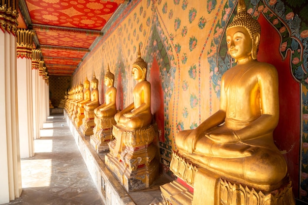 Bangkok Thailandia 25 marzo 2017 Fila di statua del Buddha d'oro al Wat Arun Bangkok Thailandia Landmark della Thailandia e dell'Asia