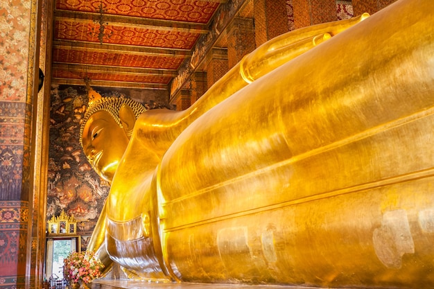 BANGKOK, Thailandia - 9 novembre 2014: figura di Buddha sdraiato nel complesso del tempio buddista Wat Pho a Bangkok, Thailandia.