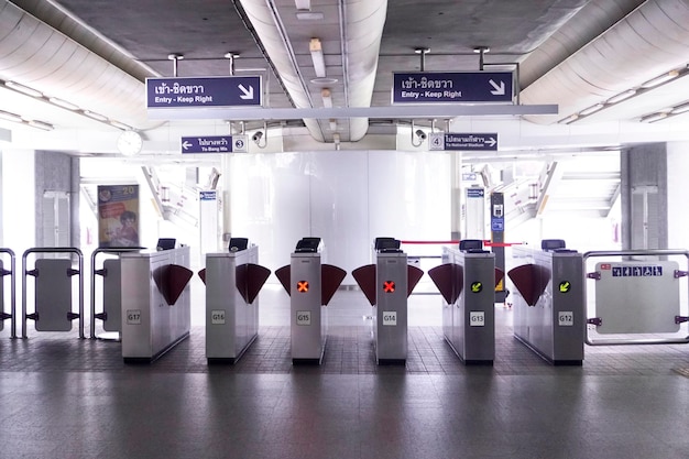 BangkokThailand 18 settembre 2022 Macchina per il controllo degli accessi dei trasporti in Thailandia Macchina per cancello automatico alla stazione dello skytrain BTS Card Scan Gate o cancello Deluxe con ala a farfalla