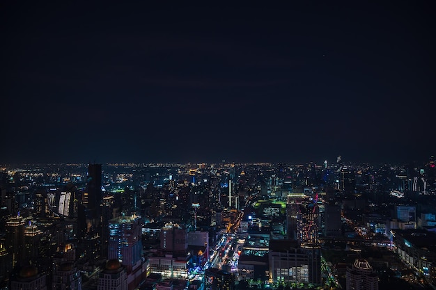 Bangkokthailand16042022Vista del paesaggio urbano di Bangkok in serata dalla cima dell'edificio nella città di Bangkok