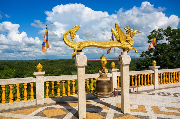 Bangladesh 14 ottobre 2019 All'interno del Tempio d'oro si può vedere una statua di drago intarsiata d'oro sopra una grande campana a Balaghata Bandarban Bangladesh